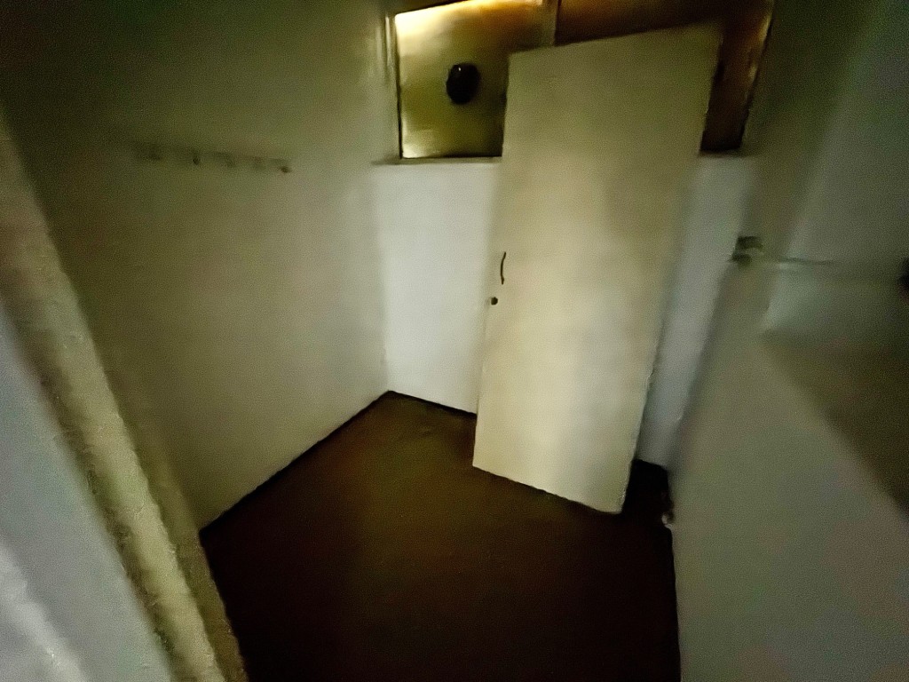 Lot: 72 - FORMER DANCE STUDIO AND TWO-BEDROOM FLAT - Cloakroom at rear